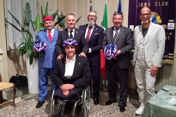 lions club solbiate arno donazione caschetti